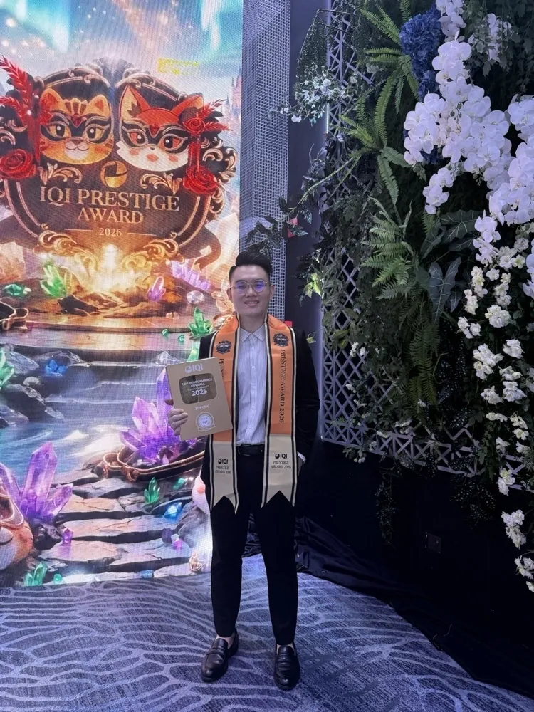 Joey Ng accepting the IQI Prestige Top Performance Award, 2025