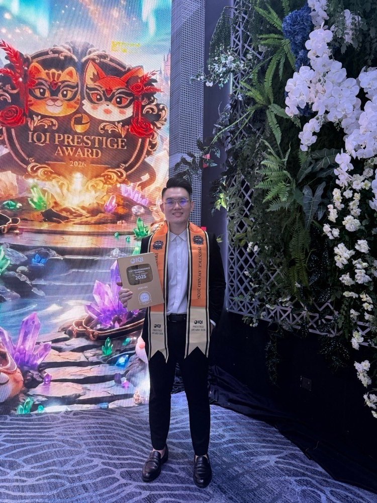 Joey Ng accepting the IQI Prestige Top Performance Award, 2025
